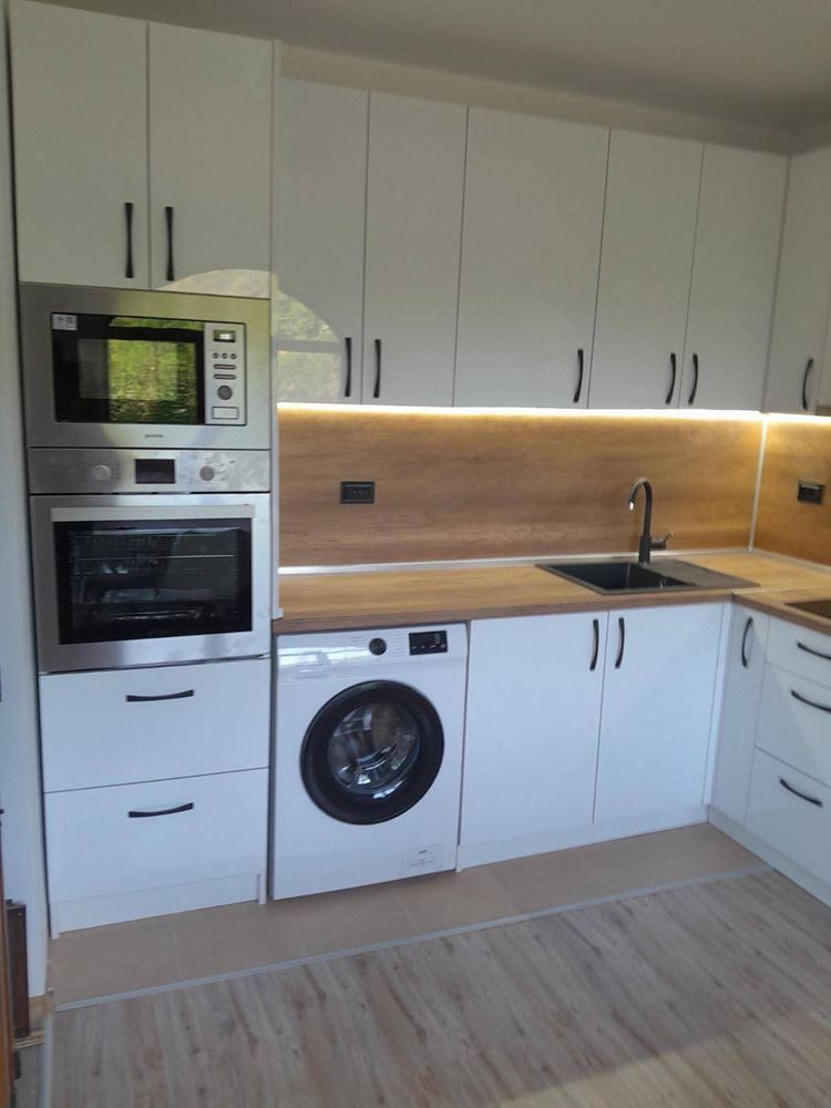 Dvoupodlažní samostatný dům v obci Goritsa – plně zrekonstruovaný domov se zahradou a krásnou verandou