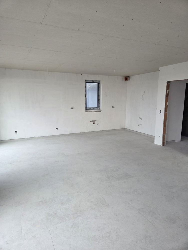 Pomorie – moderní dvoupodlažní dům se čtyřmi ložnicemi – bezpečnost, energetická účinnost a komfort bez kompromisů