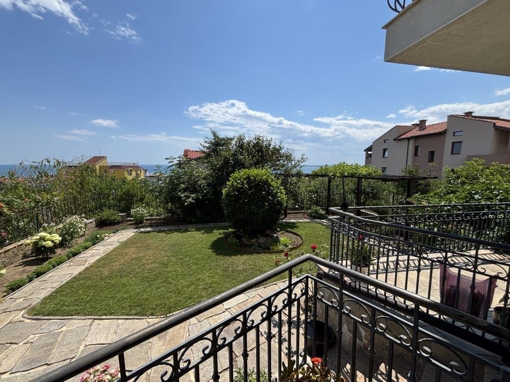 Samostatně stojící dům s panoramatickým výhledem na moře a vlastním pozemkem ve Sveti Vlas