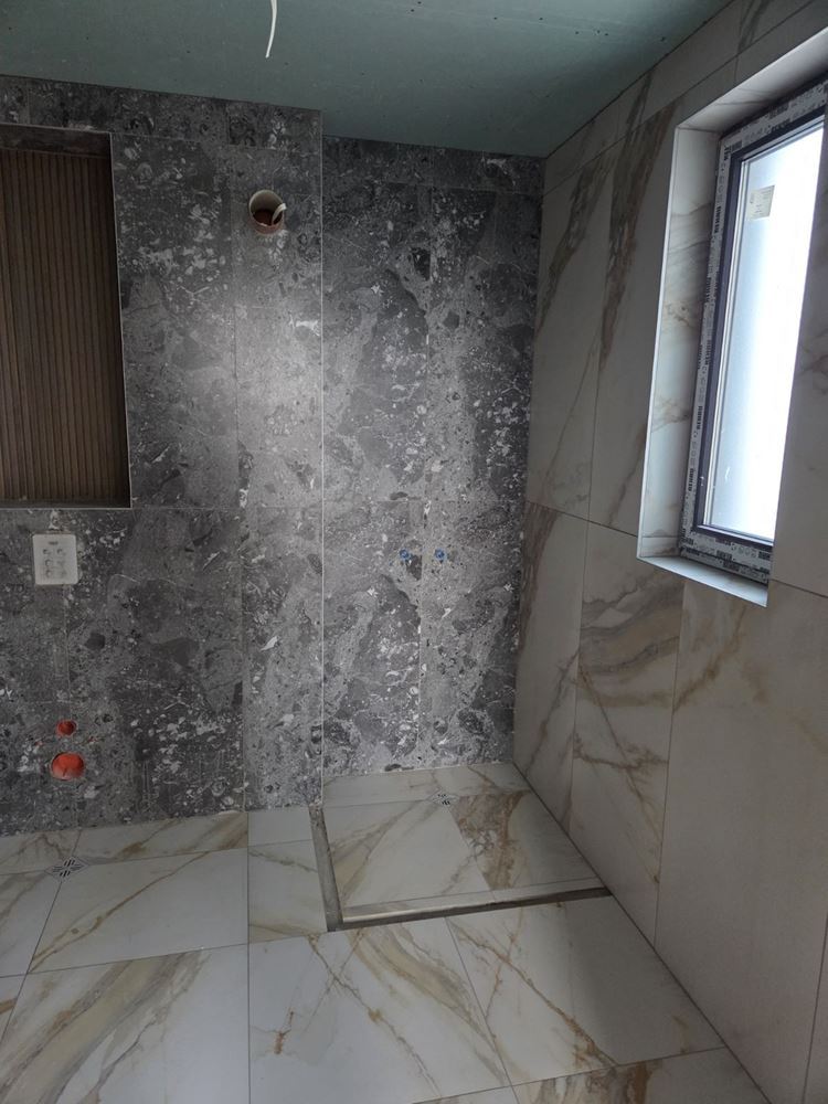 Pomorie – moderní dvoupodlažní dům se čtyřmi ložnicemi – bezpečnost, energetická účinnost a komfort bez kompromisů