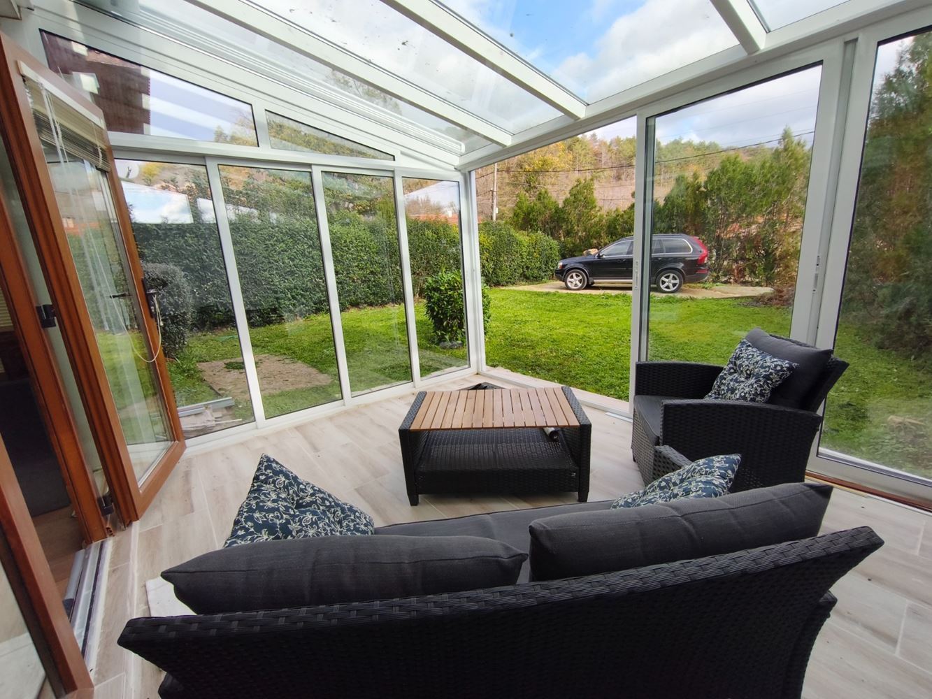 Dvoupodlažní samostatný dům v obci Goritsa – plně zrekonstruovaný domov se zahradou a krásnou verandou