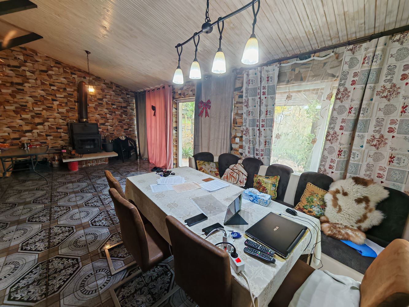 Samostatný dvoupodlažní dům s velkou zahradou a vinicí v obci Poroy – prostor, pohodlí a klid
