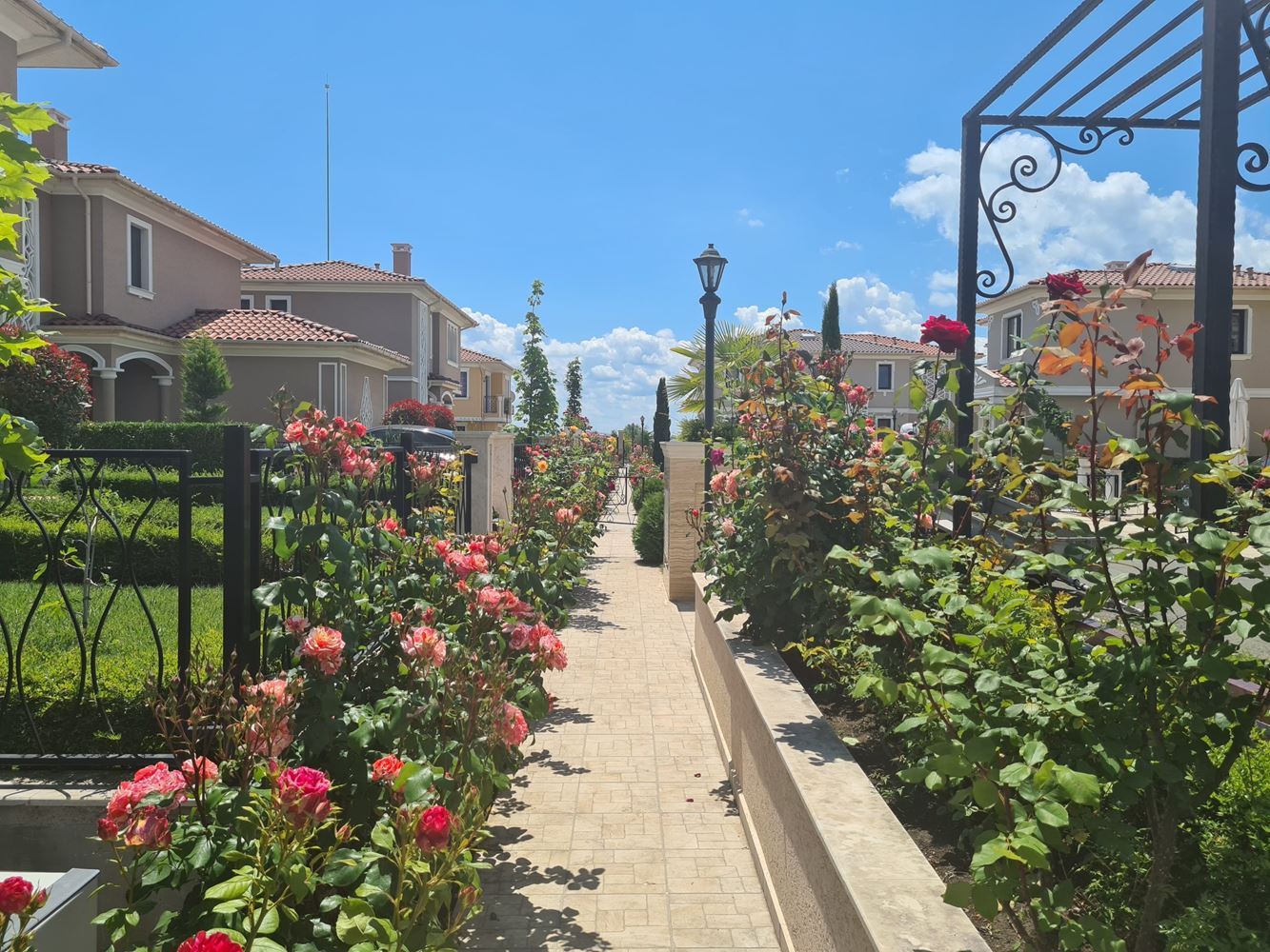 Luxusní dům se dvěma parkovacími místy v novém uzavřeném komplexu v Pomorie – vynikající investice do vysněného domova