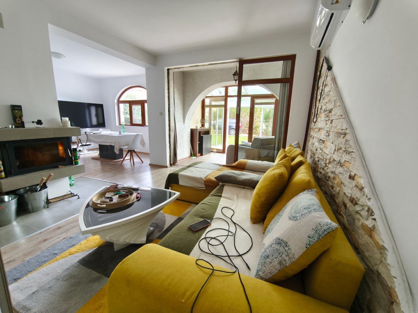 Dvoupodlažní samostatný dům v obci Goritsa – plně zrekonstruovaný domov se zahradou a krásnou verandou