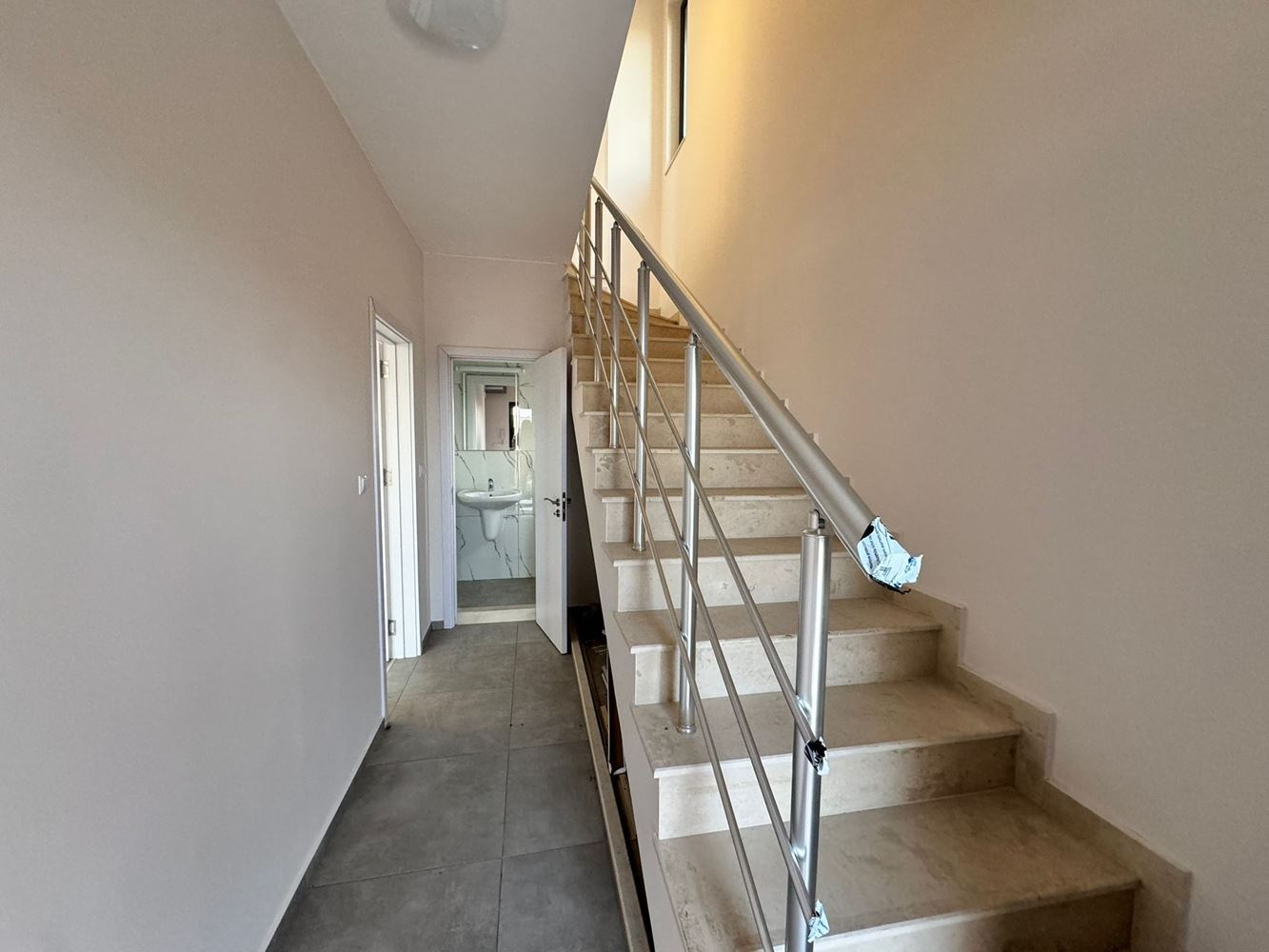 Moderní dvoupatrový dům se zahradou v luxusním komplexu mezi Pomorie a Sarafovo – styl, prostor a příroda