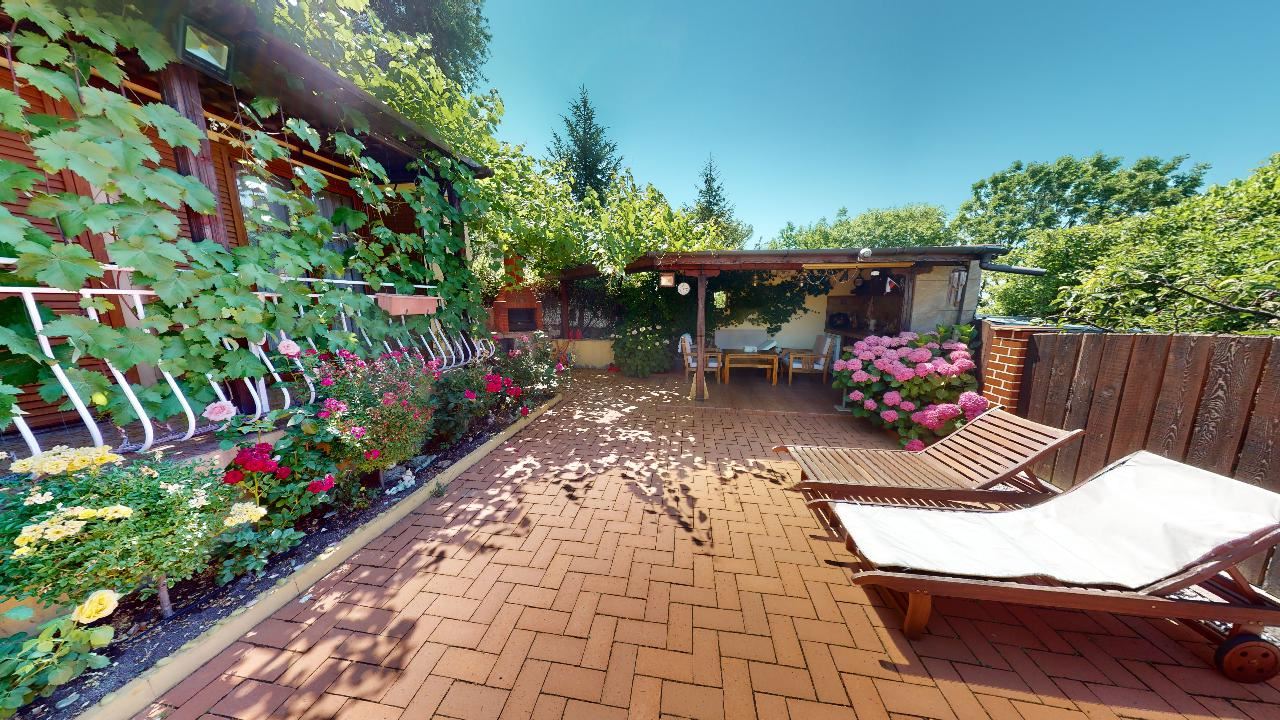 Třípatrový dům s bazénem a panoramatickým výhledem – jen 3 km od Sunny Beach