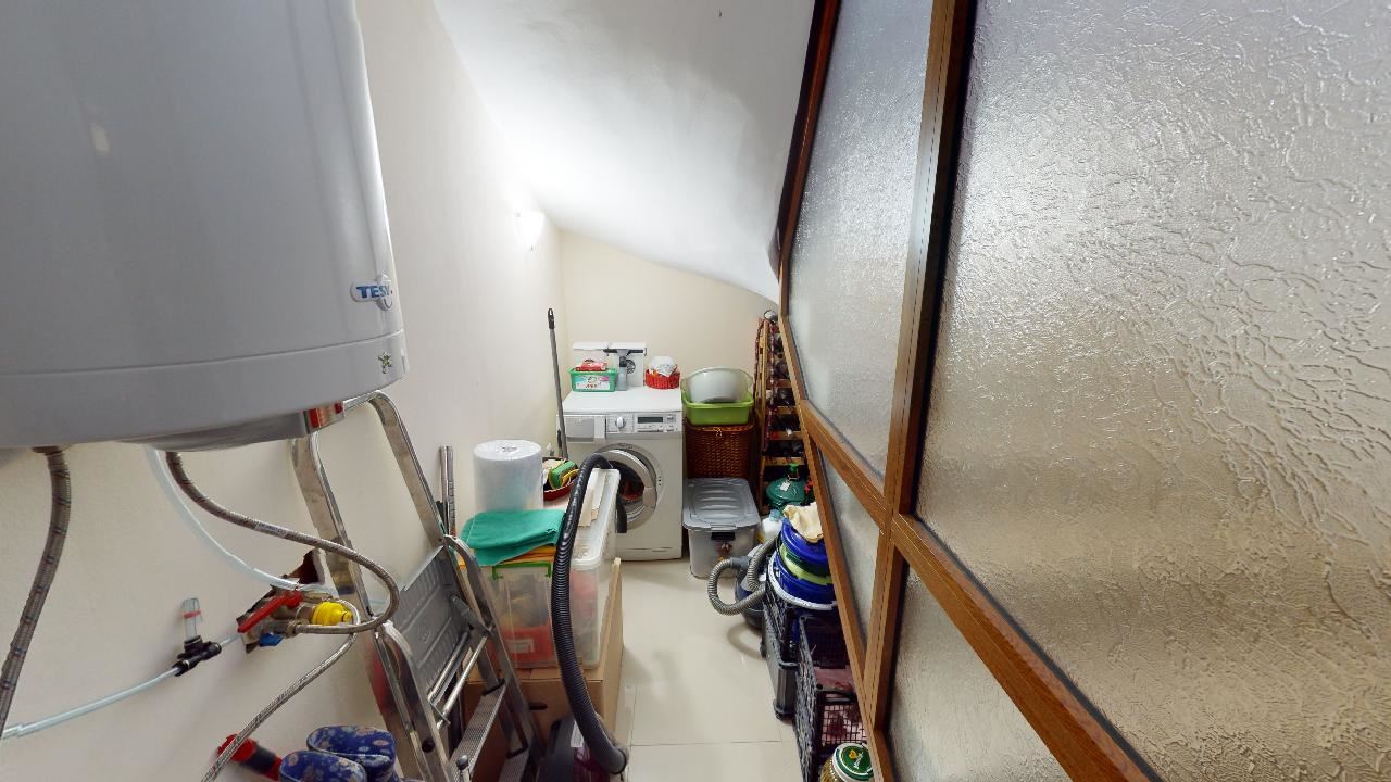 Třípatrový dům s bazénem a panoramatickým výhledem – jen 3 km od Sunny Beach