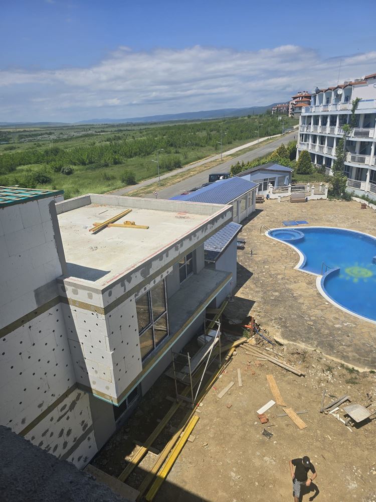 Luxusní prostorný dům s panoramatickými terasami a vlastní zahradou v moderním komplexu u moře