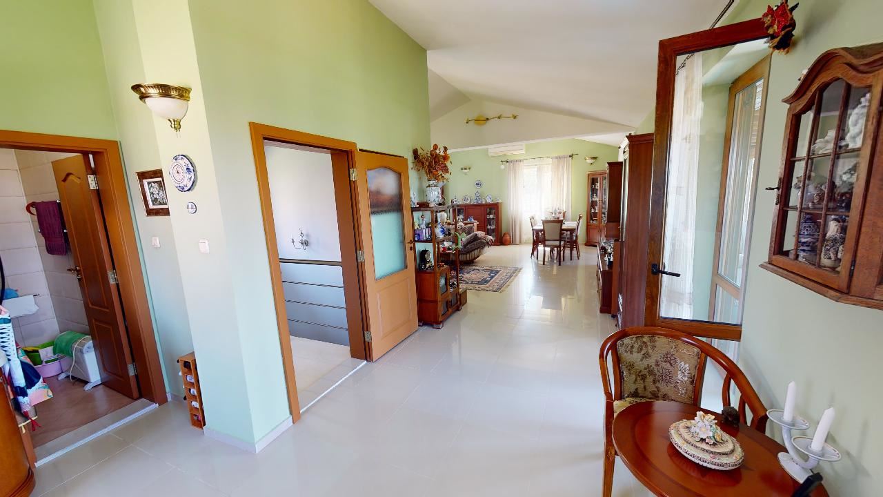 Třípatrový dům s bazénem a panoramatickým výhledem – jen 3 km od Sunny Beach