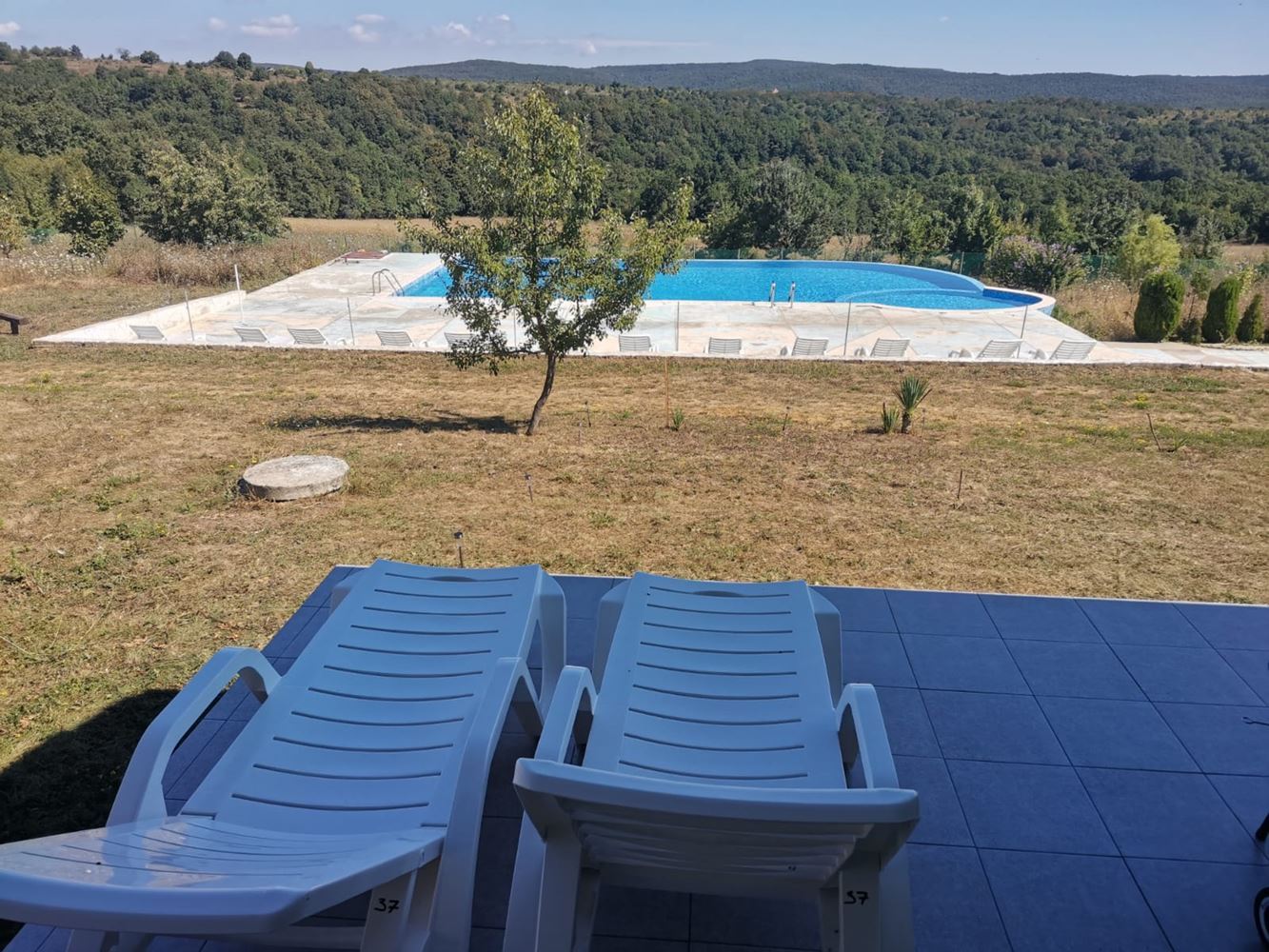 Prostorný jednopodlažní dům s panoramatickým výhledem v eko-komplexu na pohoří Balkán