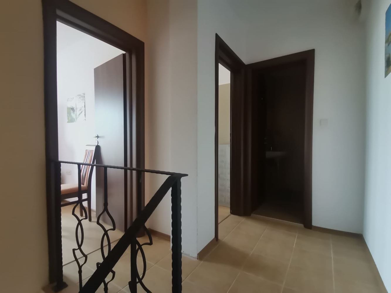 Prostorný dvoupokojový řadový dům se zahradou a terasami ve Sveti Vlas