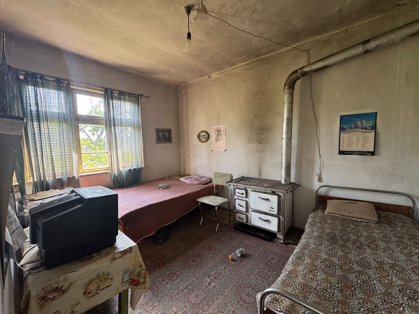Jednopodlažní dům s velkým pozemkem a garáží ve vesnici Smolnik, oblast Burgas – klid a možnost vytvoření nového domova