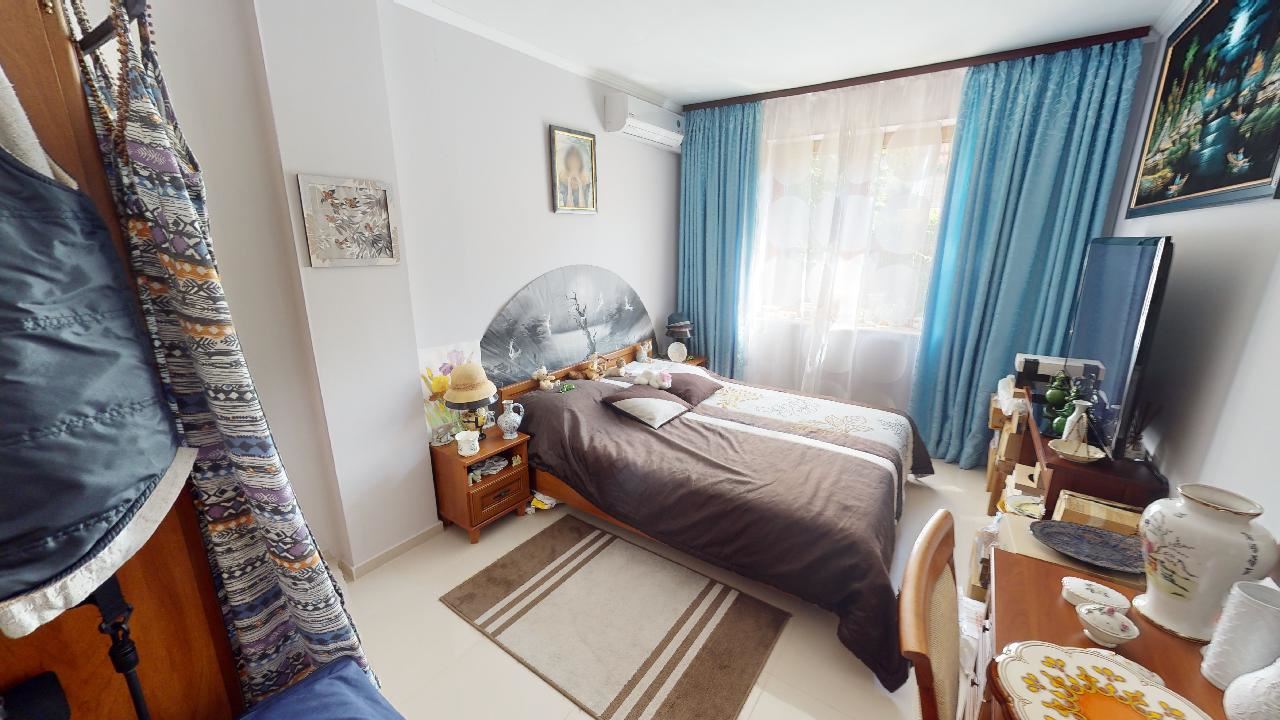 Třípatrový dům s bazénem a panoramatickým výhledem – jen 3 km od Sunny Beach