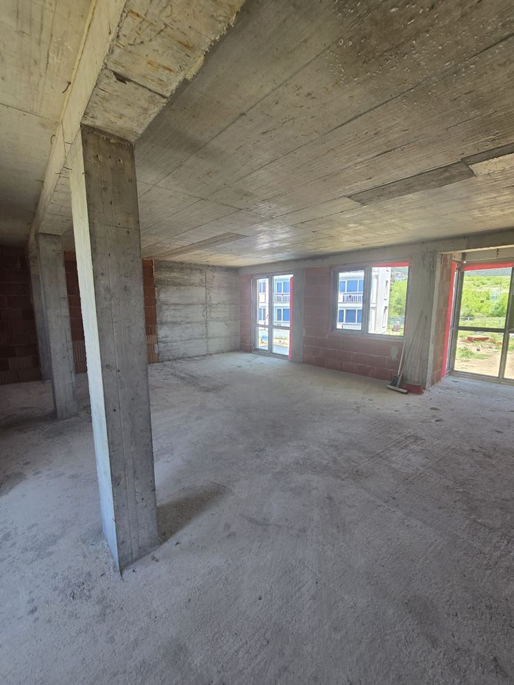 Luxusní prostorný dům s panoramatickými terasami a vlastní zahradou v moderním komplexu u moře
