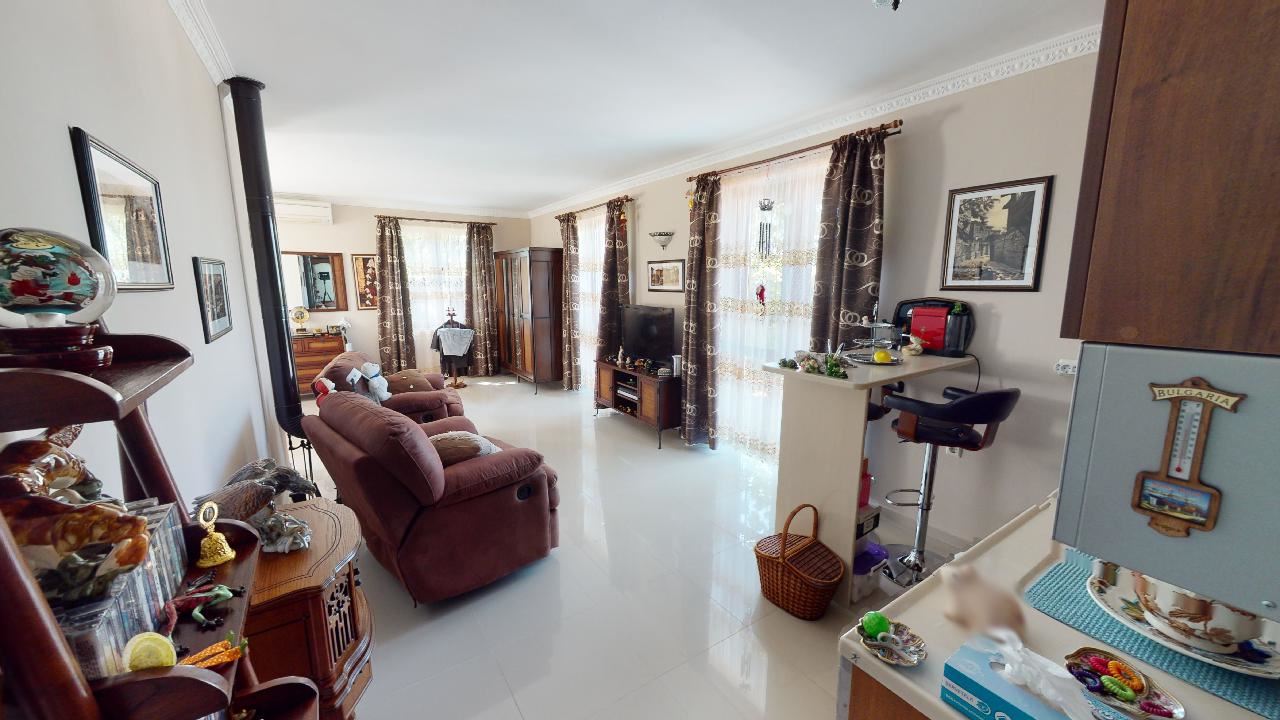 Třípatrový dům s bazénem a panoramatickým výhledem – jen 3 km od Sunny Beach