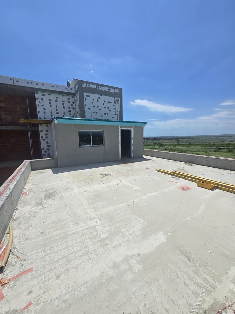 Luxusní prostorný dům s panoramatickými terasami a vlastní zahradou v moderním komplexu u moře