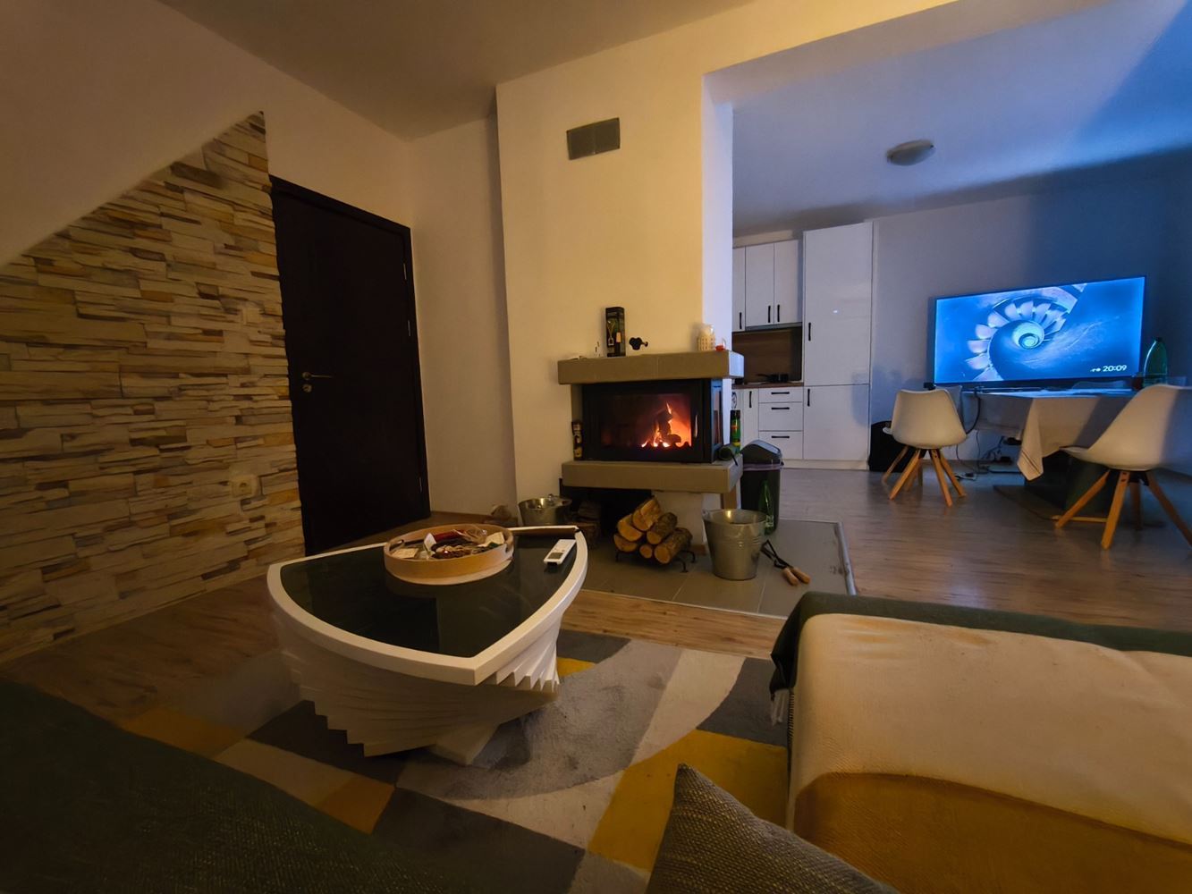 Dvoupodlažní samostatný dům v obci Goritsa – plně zrekonstruovaný domov se zahradou a krásnou verandou