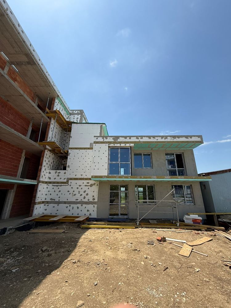 Luxusní prostorný dům s panoramatickými terasami a vlastní zahradou v moderním komplexu u moře