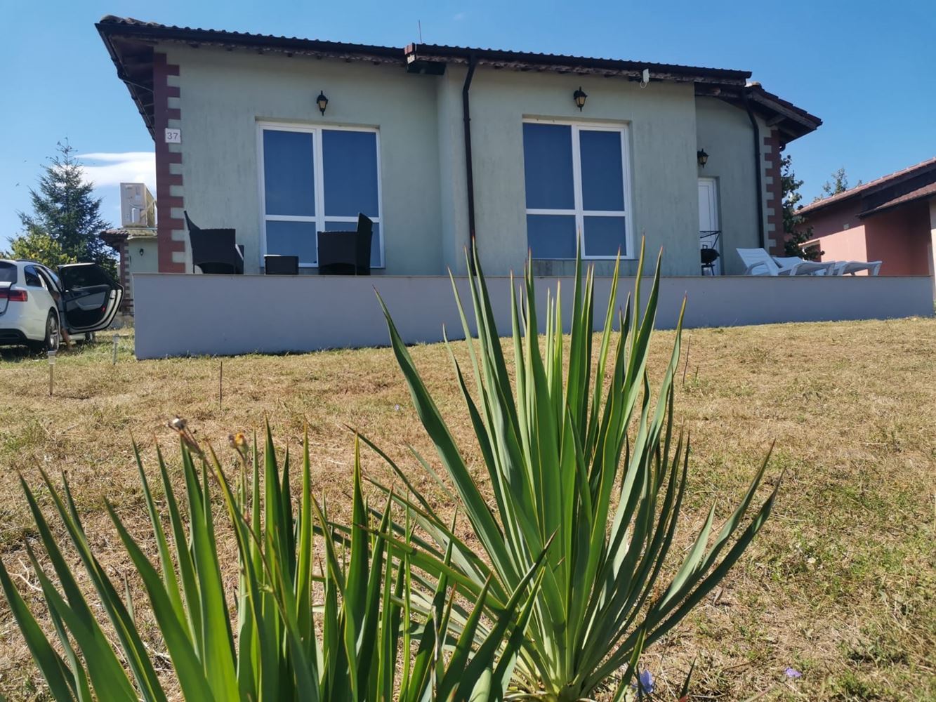 Prostorný jednopodlažní dům s panoramatickým výhledem v eko-komplexu na pohoří Balkán