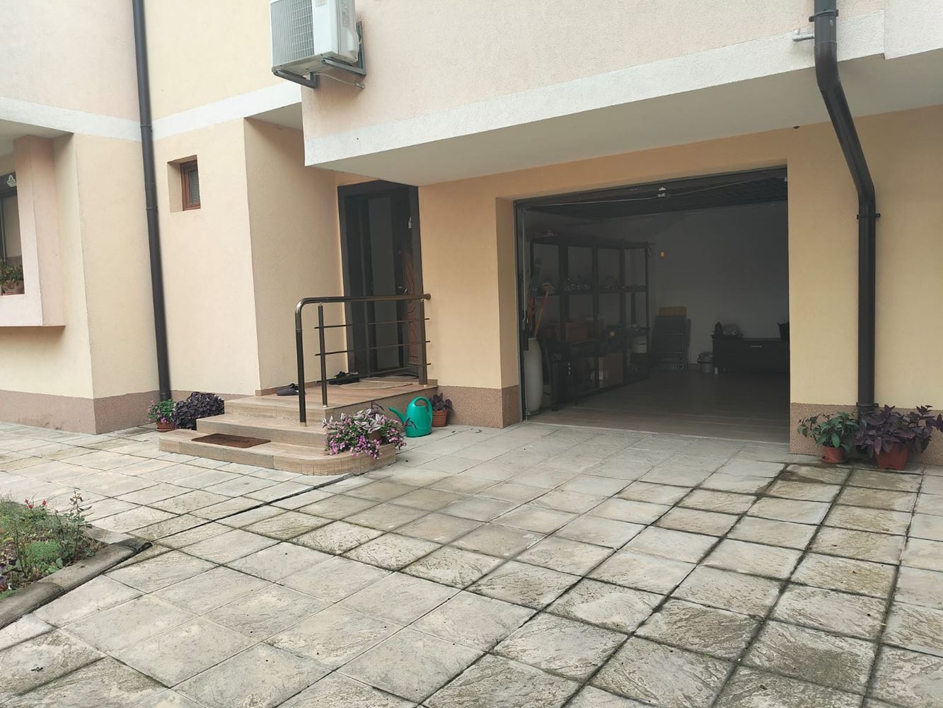 Prostorný třípodlažní rodinný dům v centru Ravdy – komfort, prestiž a plná samostatnost