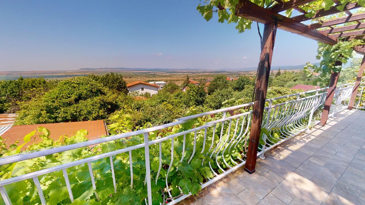 Třípatrový dům s bazénem a panoramatickým výhledem – jen 3 km od Sunny Beach