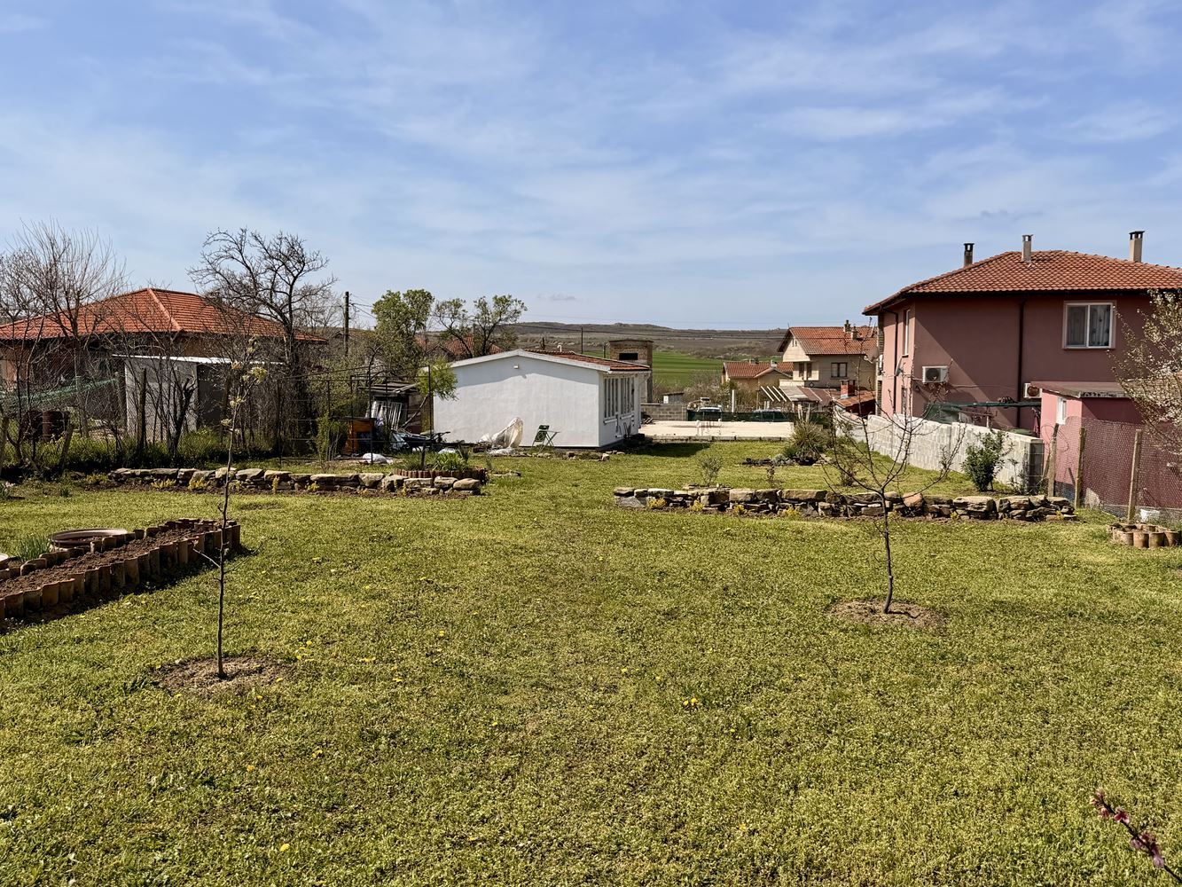 Pozemek s domem a hotovým projektem rozšíření v obci Poroy – příroda, klid a investiční potenciál jen pár minut od moře