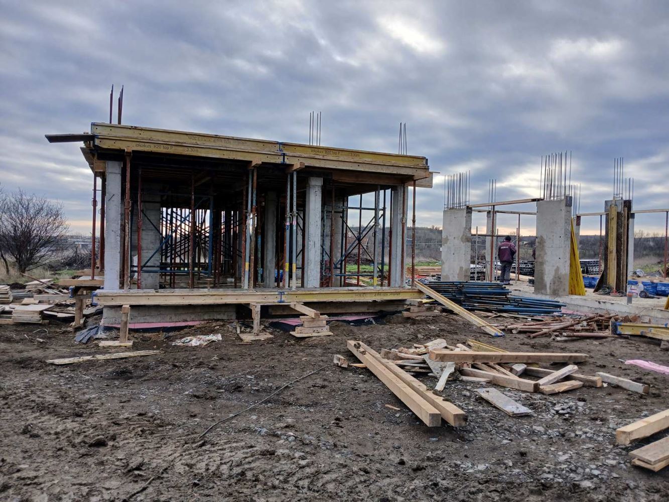 Moderní dům s pěti pokoji a pozemkem 400 m², třemi ložnicemi a bez poplatku za údržbu ve Vetrenu v Burgasu