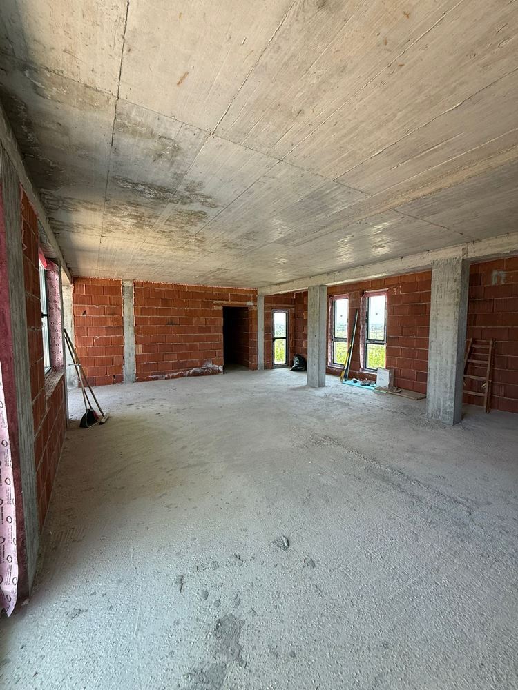 Luxusní prostorný dům s panoramatickými terasami a vlastní zahradou v moderním komplexu u moře