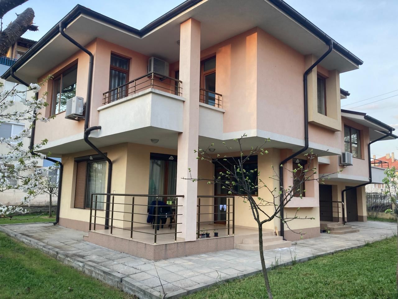 Prostorný třípodlažní rodinný dům v centru Ravdy – komfort, prestiž a plná samostatnost