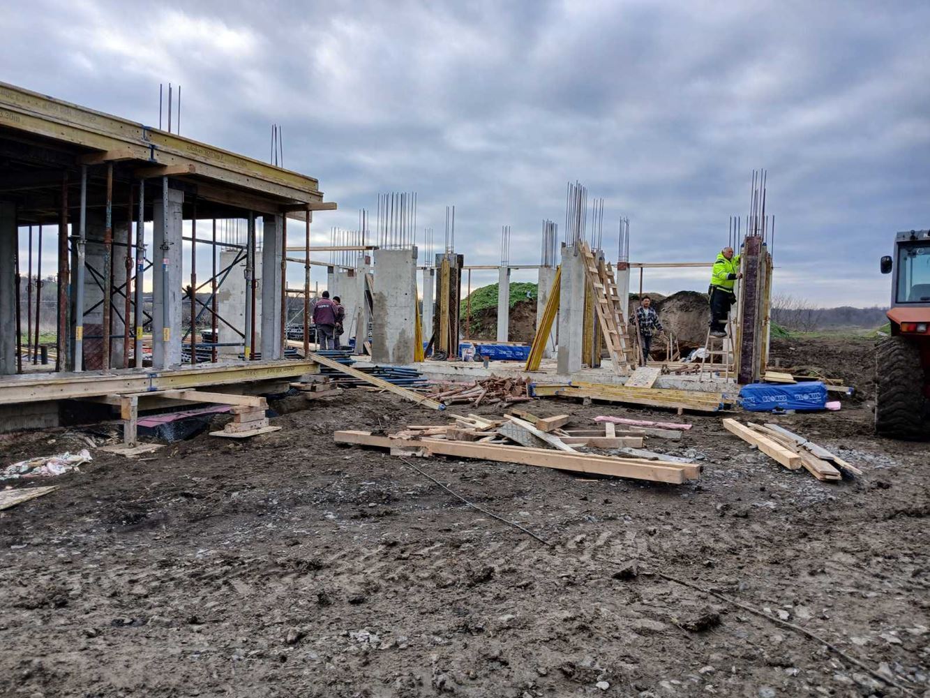 Moderní dům s pěti pokoji a pozemkem 400 m², třemi ložnicemi a bez poplatku za údržbu ve Vetrenu v Burgasu