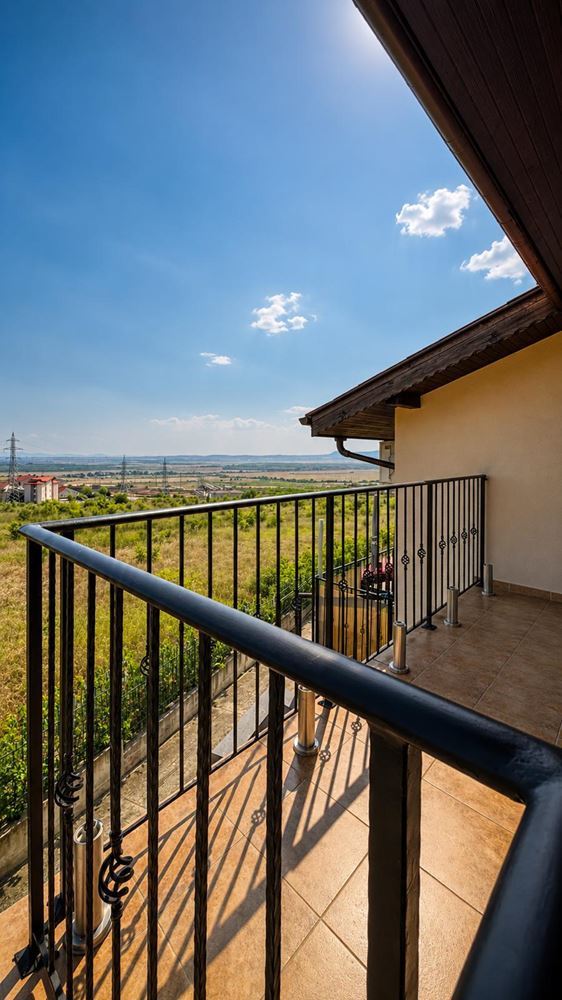 Luxusní dvoupodlažní dům s panoramatickým výhledem na moře nad Slunečným pobřežím – prostor, klid a život u moře