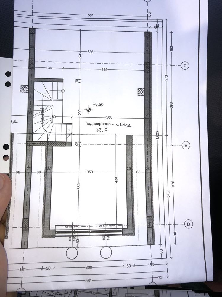 Třípodlažní řadový dům v Banevu – moderní výstavba, zahrada a dvě parkovací místa