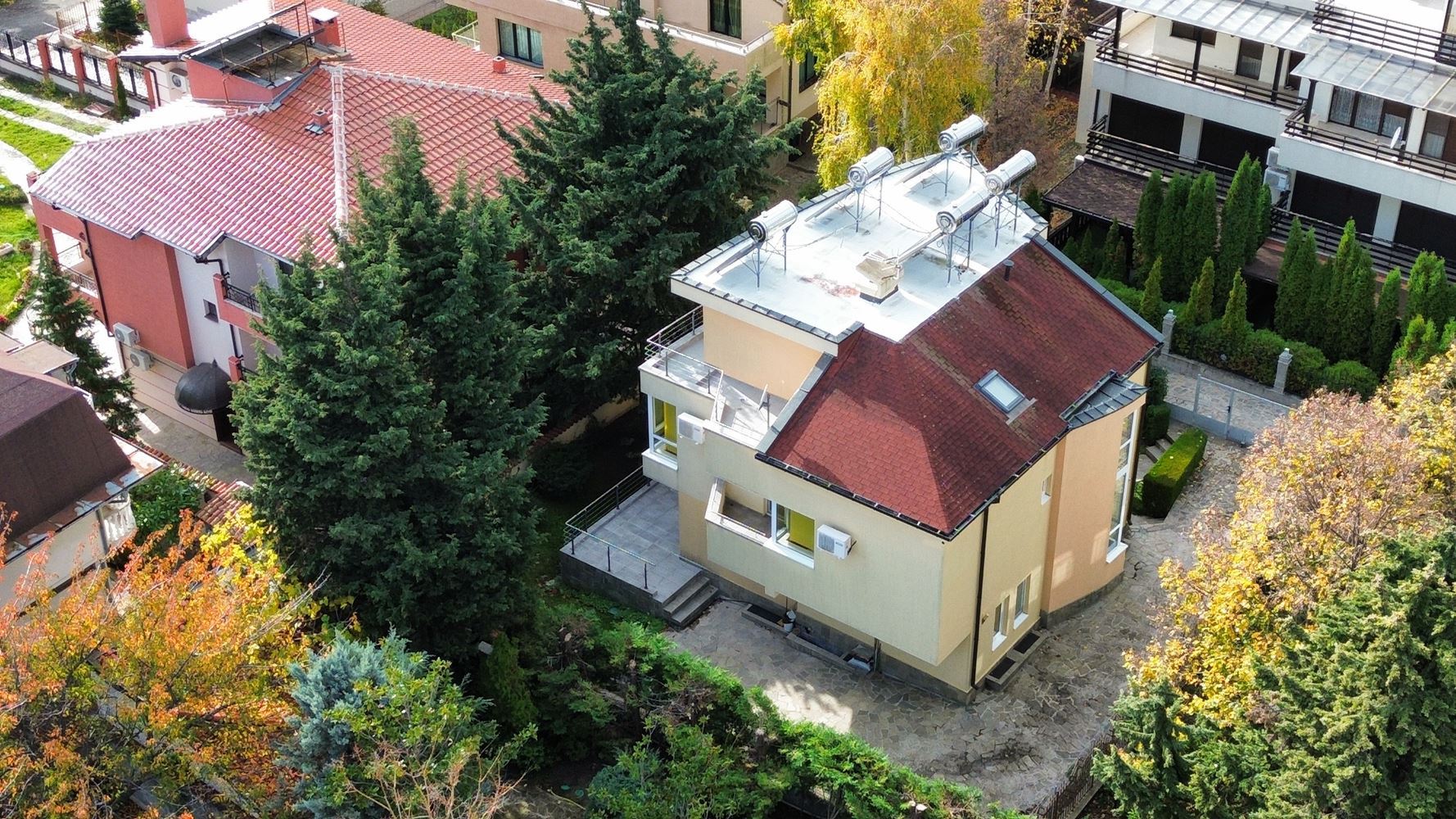 Panoramatický čtyřpatrový dům se 8 ložnicemi a výhledem na moře v letovisku Slunečný břeh – bez poplatku za údržbu