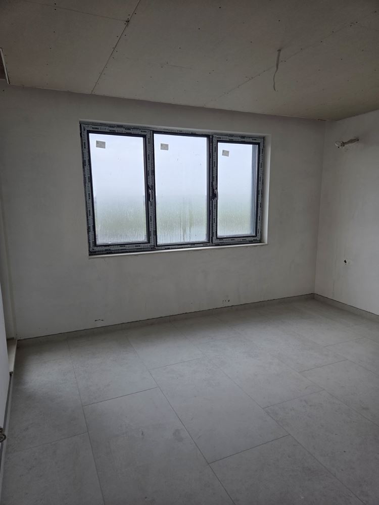 Pomorie – moderní dvoupodlažní dům se čtyřmi ložnicemi – bezpečnost, energetická účinnost a komfort bez kompromisů