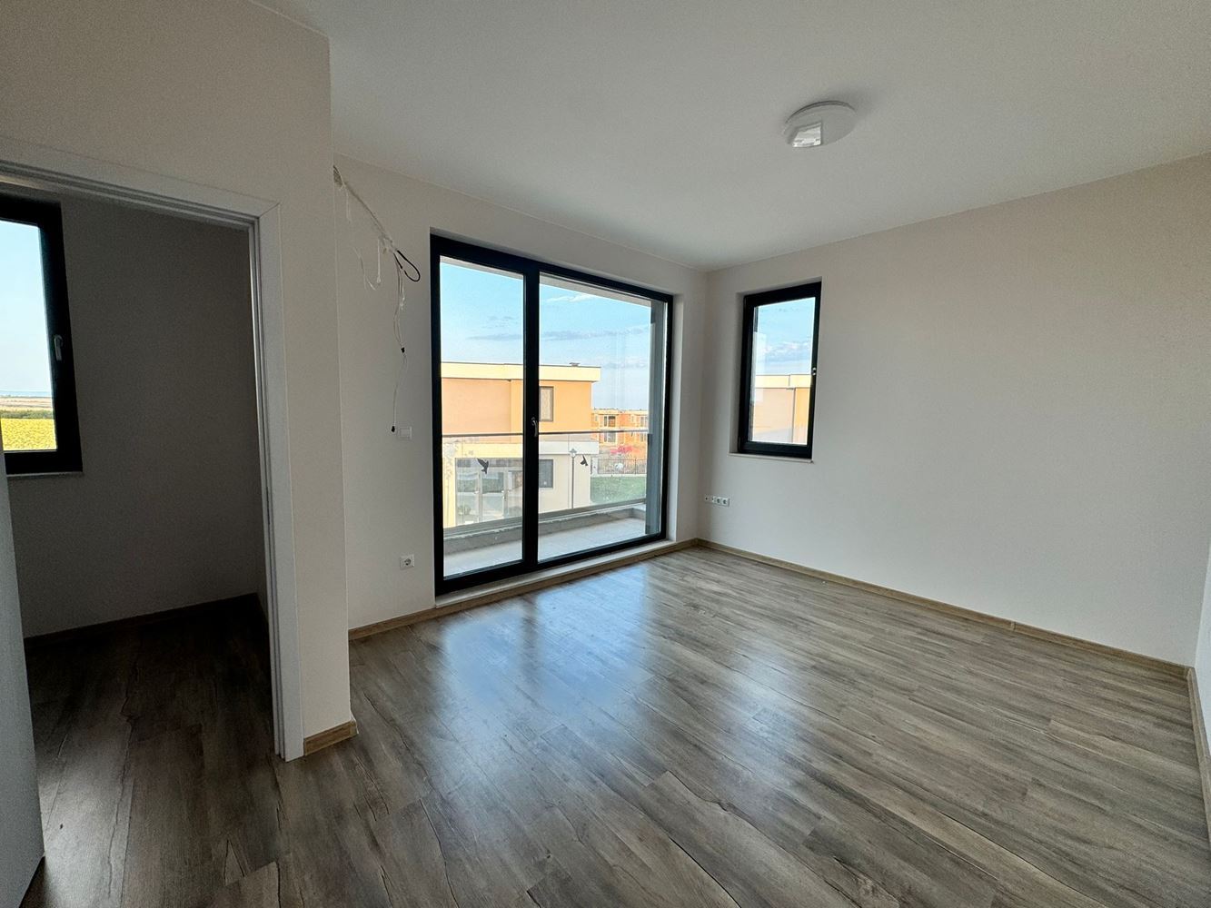 Moderní dvoupatrový dům se zahradou v luxusním komplexu mezi Pomorie a Sarafovo – styl, prostor a příroda