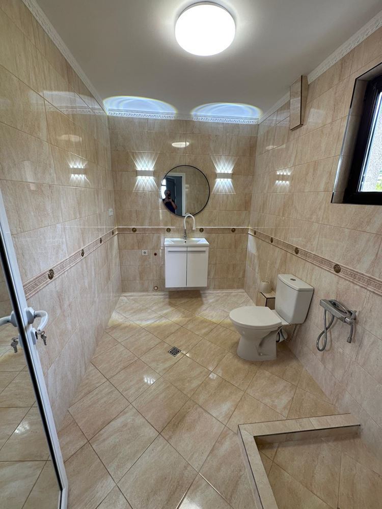Luxusní dvoupodlažní dům s panoramatickým výhledem na moře nad Slunečným pobřežím – prostor, klid a život u moře