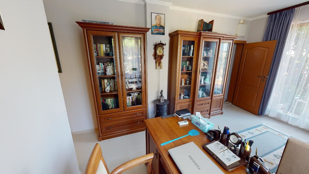 Třípatrový dům s bazénem a panoramatickým výhledem – jen 3 km od Sunny Beach