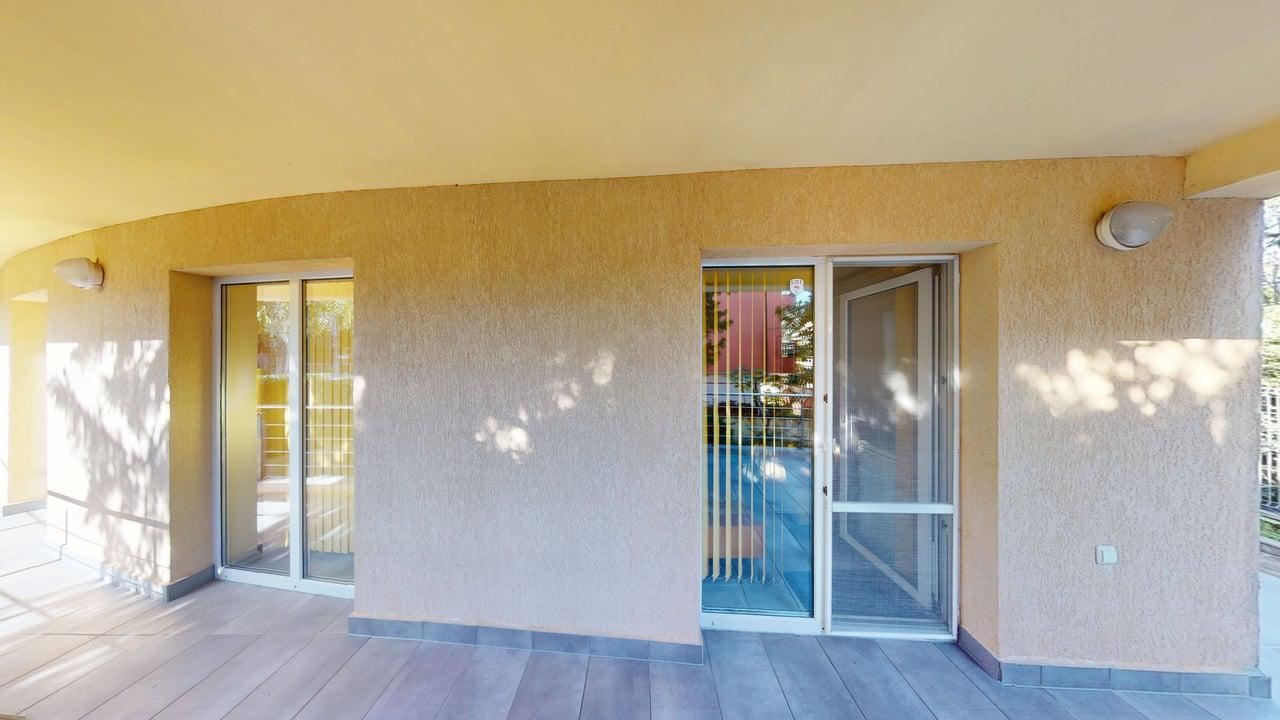 Panoramatický čtyřpatrový dům se 8 ložnicemi a výhledem na moře v letovisku Slunečný břeh – bez poplatku za údržbu