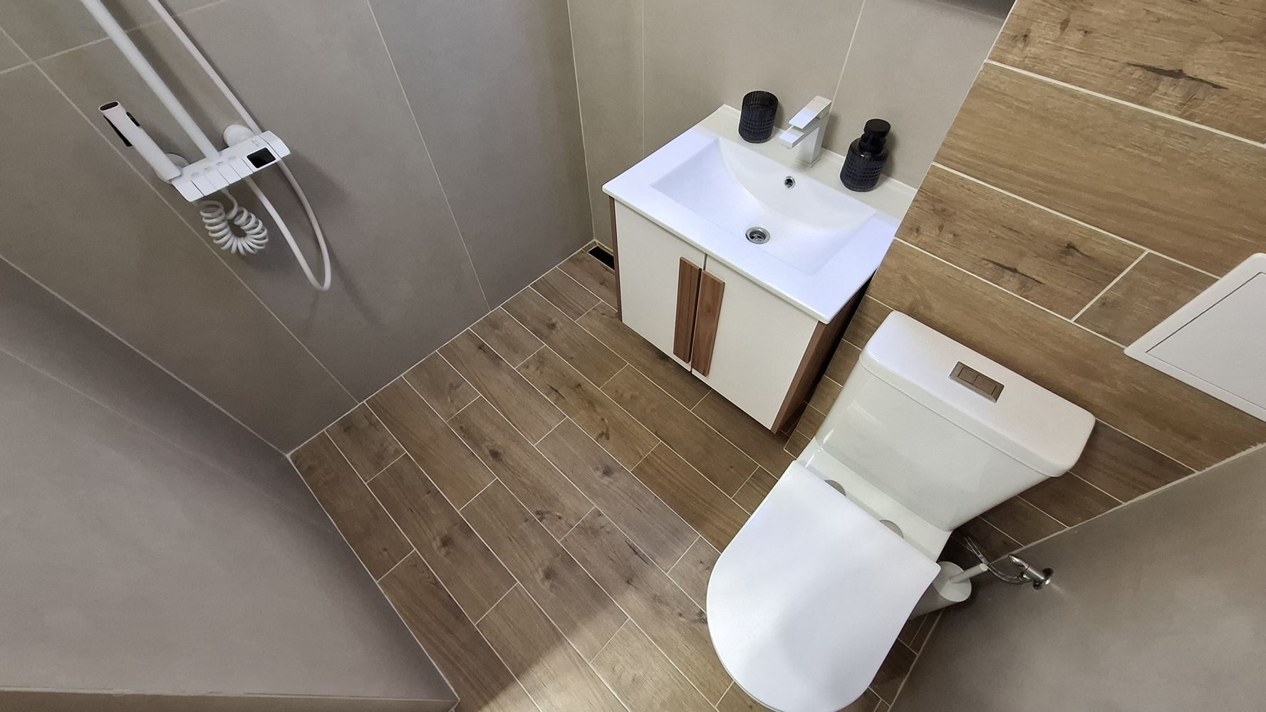 Luxusní třípodlažní townhouse 50 metrů od pláže – zcela nový domov s moderním interiérem a maximálním komfortem