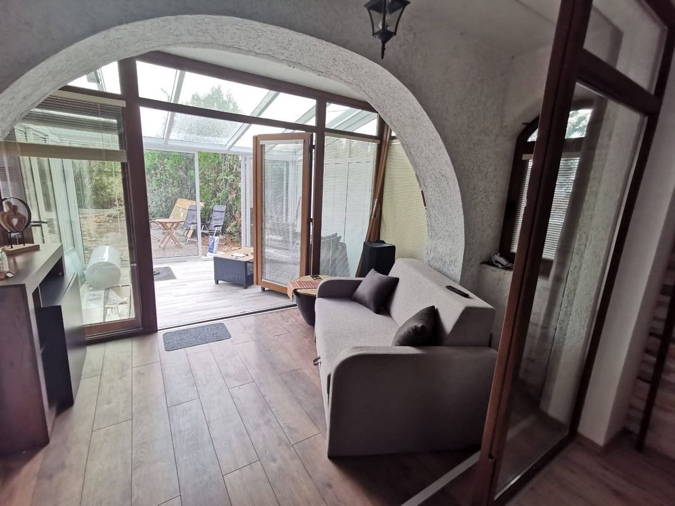 Dvoupodlažní samostatný dům v obci Goritsa – plně zrekonstruovaný domov se zahradou a krásnou verandou