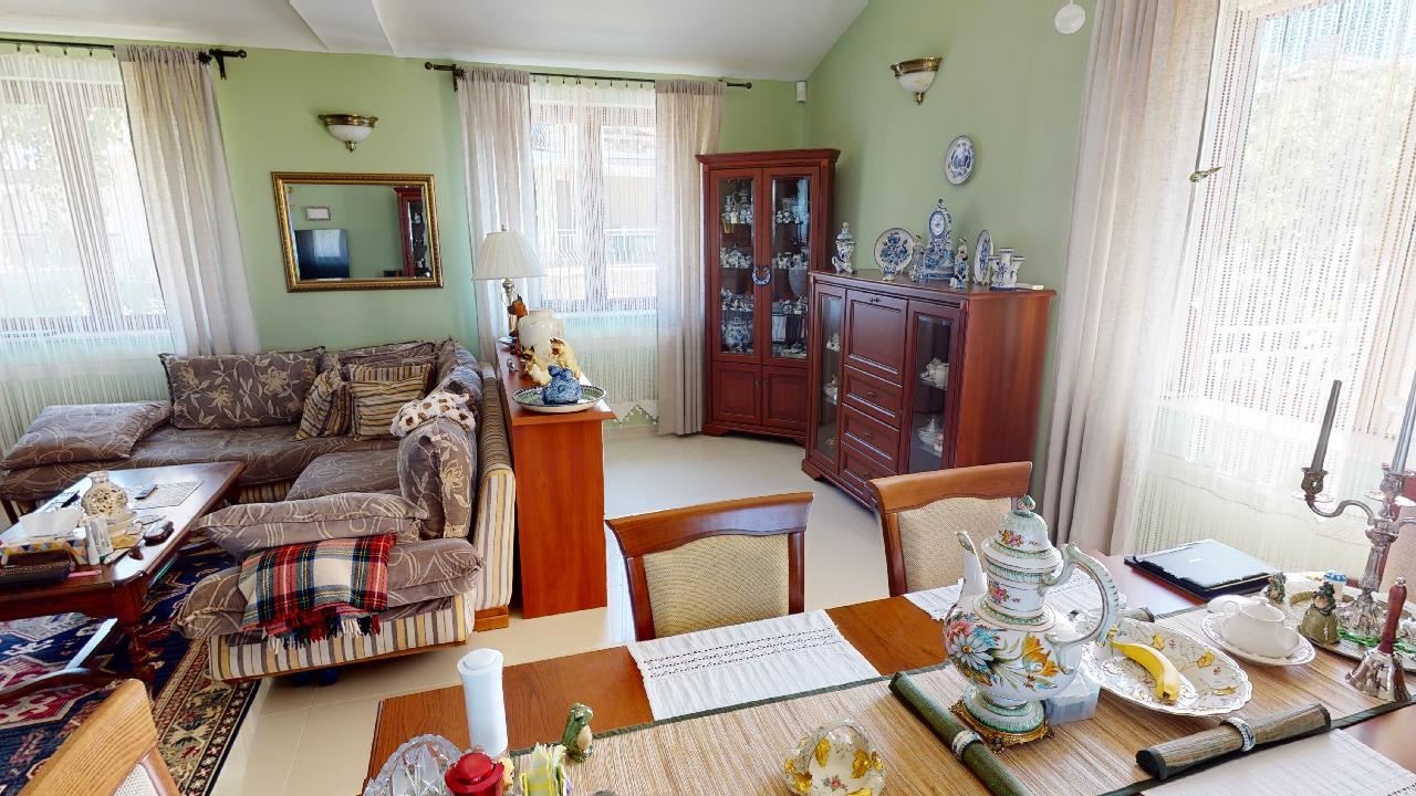 Třípatrový dům s bazénem a panoramatickým výhledem – jen 3 km od Sunny Beach