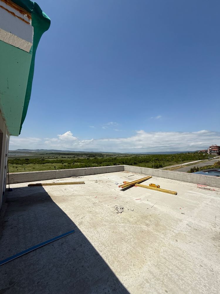 Luxusní prostorný dům s panoramatickými terasami a vlastní zahradou v moderním komplexu u moře