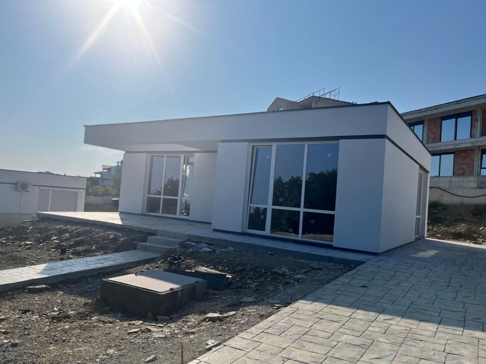 Hotový jednopodlažní dům s prostorným pozemkem a panoramatickým výhledem na moře ve Sveti Vlas – bez poplatku za údržbu