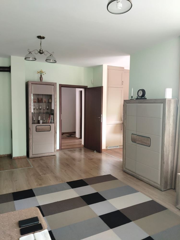 Prostorný třípodlažní rodinný dům v centru Ravdy – komfort, prestiž a plná samostatnost