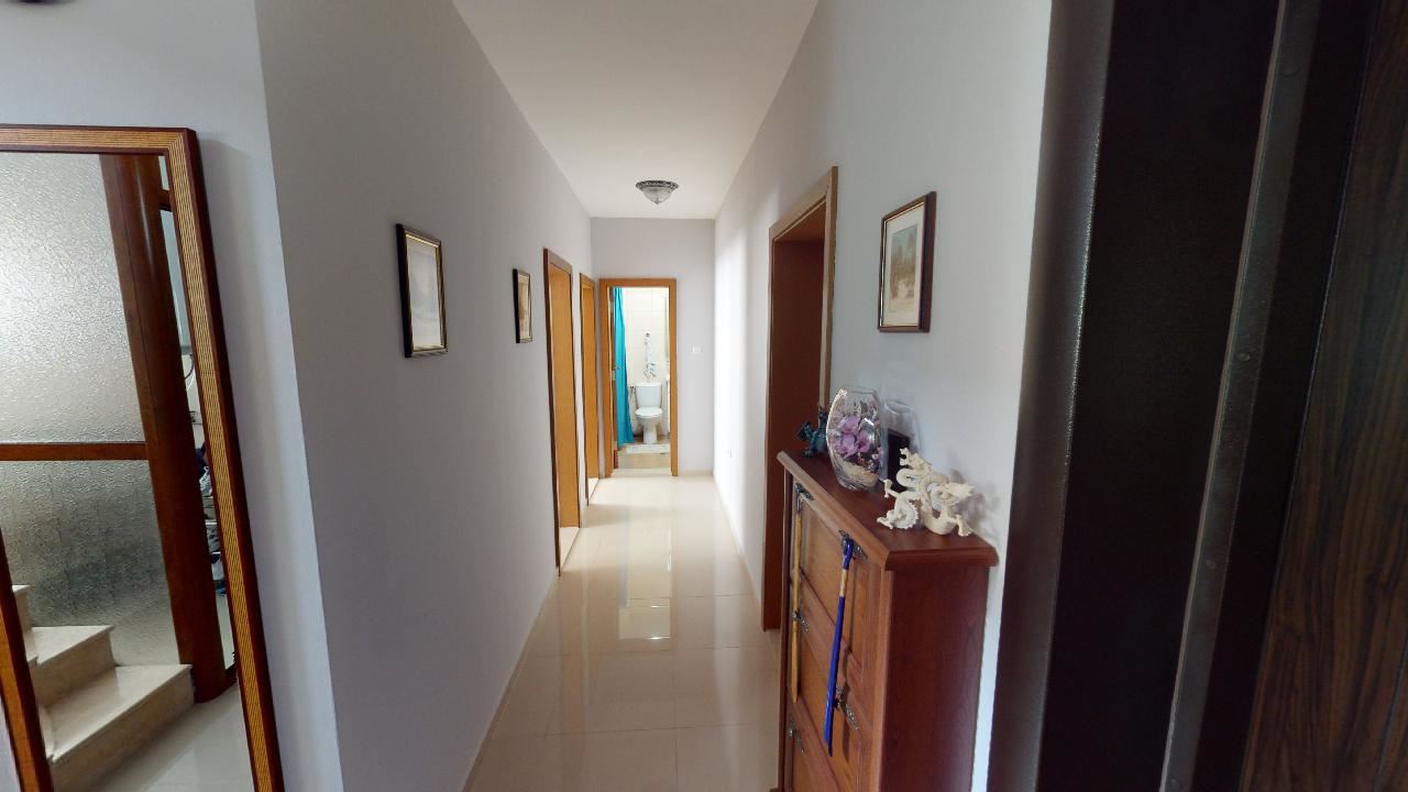 Třípatrový dům s bazénem a panoramatickým výhledem – jen 3 km od Sunny Beach