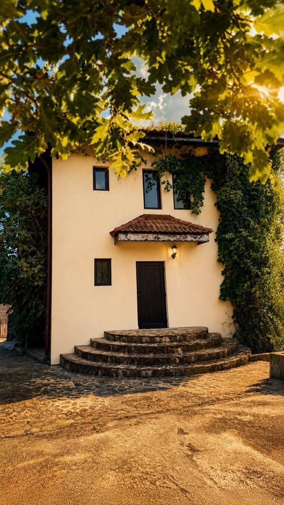 Luxusní dvoupodlažní dům s panoramatickým výhledem na moře nad Slunečným pobřežím – prostor, klid a život u moře