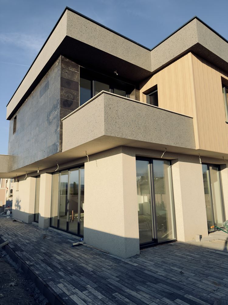 Dvoupodlažní moderní dům v uzavřeném komplexu u Slunečného pobřeží – eko prostředí, prostor a luxus