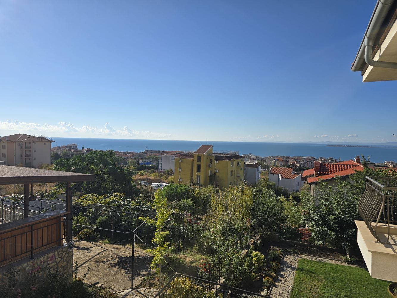 Samostatně stojící dům s panoramatickým výhledem na moře a vlastním pozemkem ve Sveti Vlas