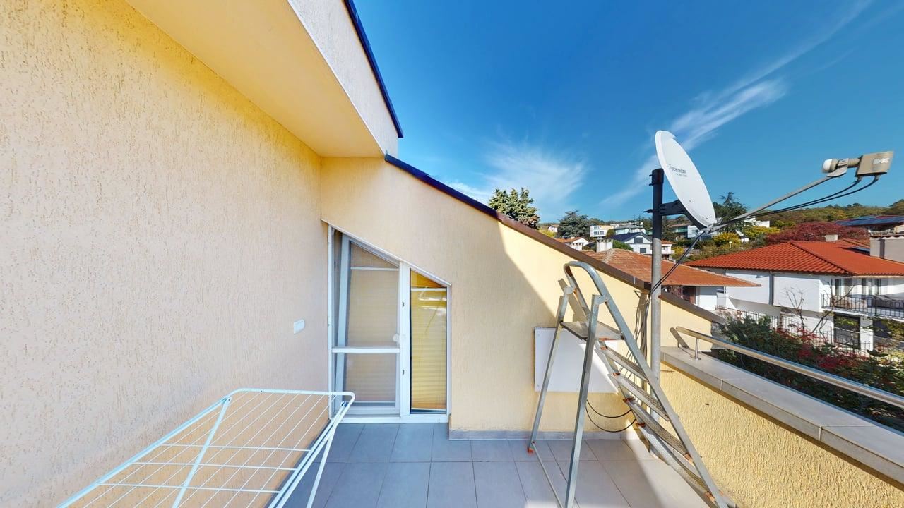 Panoramatický čtyřpatrový dům se 8 ložnicemi a výhledem na moře v letovisku Slunečný břeh – bez poplatku za údržbu