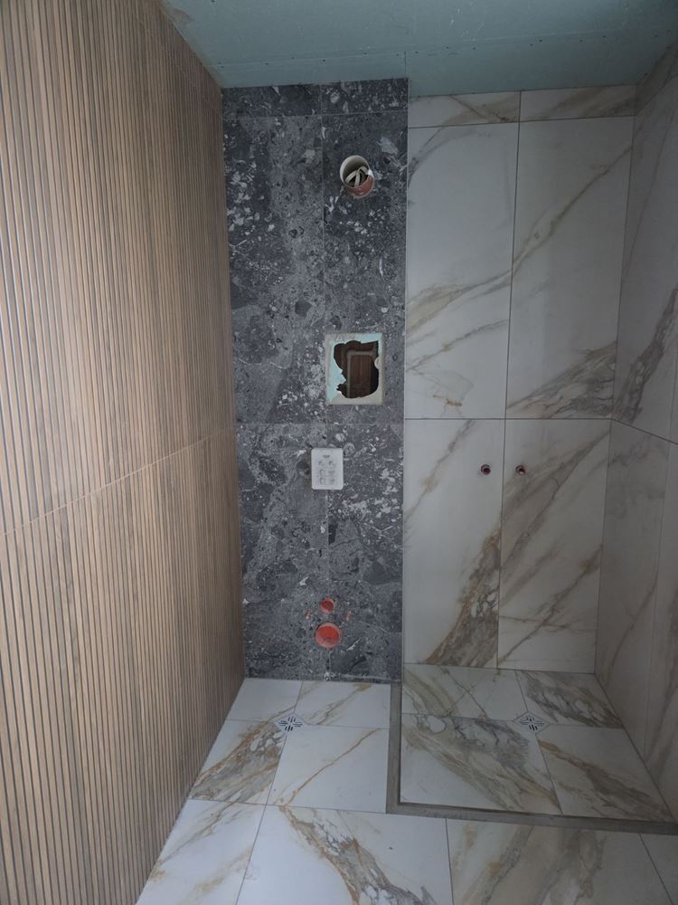 Pomorie – moderní dvoupodlažní dům se čtyřmi ložnicemi – bezpečnost, energetická účinnost a komfort bez kompromisů